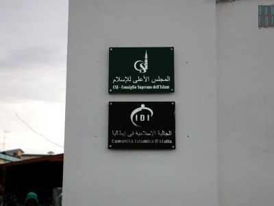 Sul muro esterno due targhe colorate con delle scritte in arabo indicano la presenza della comunit� islamica